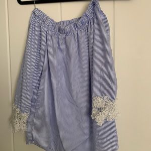 Size small boutique off the shoulder top with lace detail on sleeves